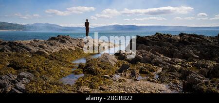 Antony Gormley Skulptur GRIFF einer abstrakten menschlichen Form Blick über Saddell Bay, Kilbrannan Sound zu Arran aus Felsen in Kintyre Peninsula, Scotl Stockfoto