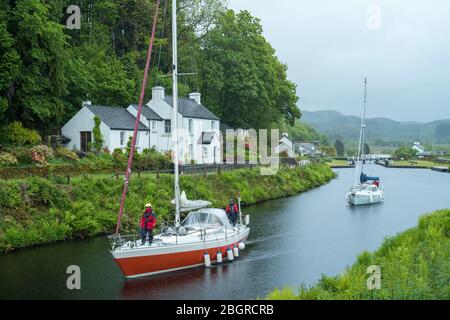 Yachten auf dem Crinan Canal in Cairbaan bei Lochgilphead, Argyll und Bute, Schottland Stockfoto