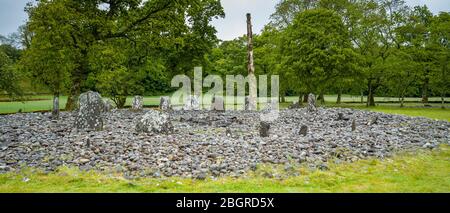 Neben Largie stehende Steine und kreisförmige Grabstätte aus der Bronzezeit in Kilmartin Glen, Argyll, Schottland Stockfoto