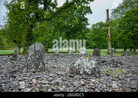 Neben Largie stehende Steine und kreisförmige Grabstätte aus der Bronzezeit in Kilmartin Glen, Argyll, Schottland Stockfoto