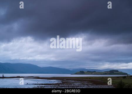 Schwere Wolke über der ruhigen schottischen Landschaft, Argyllshire Küste, Westschottland Stockfoto