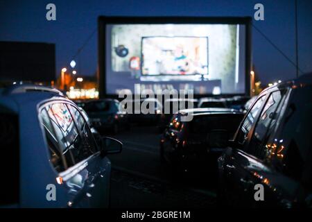 Chemnitz, Deutschland. April 2020. Besucher sehen sich die "Kangaroo Chronicles" im Drive-in-Kino in Chemnitz an. Zum ersten Mal seit Beginn der Kontaktbeschränkungen gibt es in der Stadt ein Kino. Bis zu 230 Fahrzeuge können auf dem Platz vor dem 200 Quadratmeter Bildschirm oder der 50 Quadratmeter LED Wand parken. Bis zum 25. Juni gibt es jeden Tag um 17 Uhr einen Kinder- und Familienfilm und das Abendprogramm um 20 Uhr. Freitags und samstags gibt es ab 23:00 Uhr einen Mitternachtsfilm. Quelle: Jan Woitas/dpa-Zentralbild/dpa/Alamy Live News Stockfoto