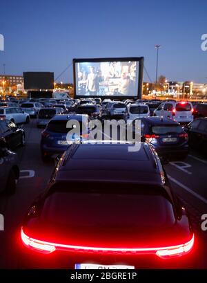 Chemnitz, Deutschland. April 2020. Besucher sehen sich die "Kangaroo Chronicles" im Drive-in-Kino in Chemnitz an. Zum ersten Mal seit Beginn der Kontaktbeschränkungen gibt es in der Stadt ein Kino. Bis zu 230 Fahrzeuge können auf dem Platz vor dem 200 Quadratmeter Bildschirm oder der 50 Quadratmeter LED Wand parken. Bis zum 25. Juni gibt es jeden Tag um 17 Uhr einen Kinder- und Familienfilm und das Abendprogramm um 20 Uhr. Freitags und samstags gibt es ab 23:00 Uhr einen Mitternachtsfilm. Quelle: Jan Woitas/dpa-Zentralbild/dpa/Alamy Live News Stockfoto