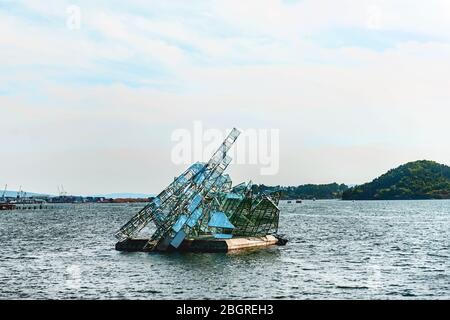 Oslo, Norwegen-26. Juli 2013: Eine schwebende Skulptur vor dem Opernhaus Oslo, nämlich She Lies, von der italienischen Künstlerin Monica Bonvicini geschaffen. Das war es Stockfoto