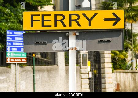 CADENABBIA, COMER SEE - JUNI 2019: Schild mit Hinweis auf die Autofähre in Cadenabbia am Comer See. Stockfoto