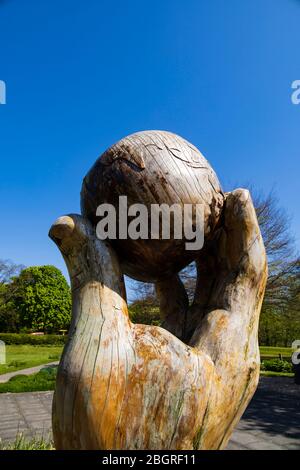 „Isaac’s Apple“ lebende Skulptur von Nigel Sardeson im Wyndham Park, Grantham, Lincolnshire, England. April 2020 Stockfoto