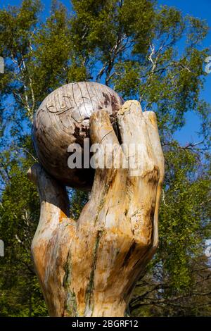 „Isaac’s Apple“ lebende Skulptur von Nigel Sardeson im Wyndham Park, Grantham, Lincolnshire, England. April 2020 Stockfoto