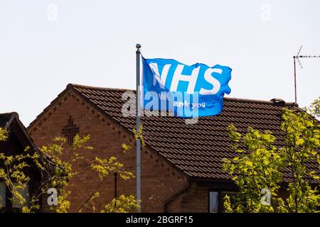 Danke NHS Flagge fliegen in einem privaten Haus während der Corona Virus, Covid-19. Pandemie. Grantham, Lincolnshire, England. April 2020 Stockfoto