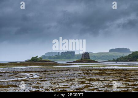 Das Stalker Castle aus dem 15. Jahrhundert ist ein Turmhaus und das Wattmeer von Loch Laich in Appin, Argyll, Schottland. Jenseits ist Loch Linnhe, Stockfoto