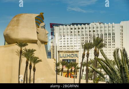 LAS VEGAS, NEVADA, USA - FEBRUAR 2019: Große Sphinx vor dem Luxor Hotel am Las Vegas Boulevard, der auch als Las Vegas Strip bekannt ist. Stockfoto