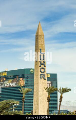 LAS VEGAS, NEVADA, USA - FEBRUAR 2019: Der Obelisk vor dem Luxor Hotel am Las Vegas Boulevard, der auch als Las Vegas Strip bekannt ist. Stockfoto