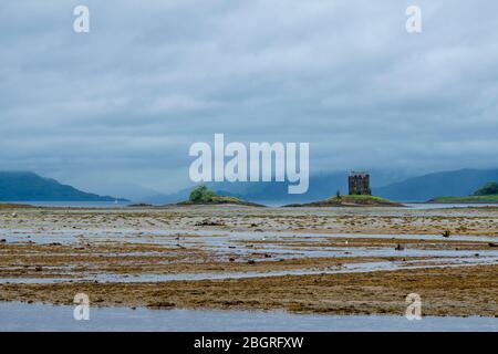 Das Stalker Castle aus dem 15. Jahrhundert ist ein Turmhaus und das Wattmeer von Loch Laich in Appin, Argyll, Schottland. Jenseits ist Loch Linnhe, Stockfoto