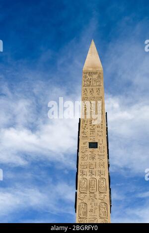 LAS VEGAS, NEVADA, USA - FEBRUAR 2019: Der Obelisk vor dem Luxor Hotel in Las Vegas vor einem blauen Himmel mit weißen Wolken. Stockfoto