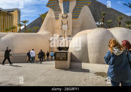 LAS VEGAS, NEVADA, USA - FEBRUAR 2019: Personen, die den Eingang zum Luxor Hotel am Las Vegas Boulevard aus dem Einschienenbahn-System benutzen Stockfoto