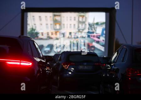 Chemnitz, Deutschland. April 2020. Besucher sehen sich die "Kangaroo Chronicles" im Drive-in-Kino in Chemnitz an. Zum ersten Mal seit Beginn der Kontaktbeschränkungen gibt es in der Stadt ein Kino. Bis zu 230 Fahrzeuge können auf dem Platz vor dem 200 Quadratmeter Bildschirm oder der 50 Quadratmeter LED Wand parken. Bis zum 25. Juni gibt es jeden Tag um 17 Uhr einen Kinder- und Familienfilm und das Abendprogramm um 20 Uhr. Freitags und samstags gibt es ab 23:00 Uhr einen Mitternachtsfilm. Quelle: Jan Woitas/dpa-Zentralbild/dpa/Alamy Live News Stockfoto