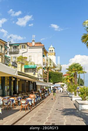 GARDONE RIVIERA, ITALIEN - SEPTEMBER 2018: Strandpromenade am Gardasee in Gardone Riviera am Gardasee. Stockfoto