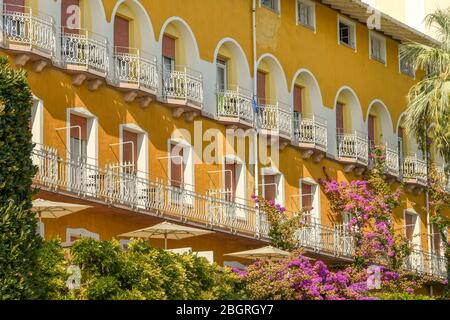 GARDONE RIVIERA, ITALIEN - SEPTEMBER 2018: Zimmer und Balkone des Grand Hotel Gardone in Gardone Riviera am Gardasee. Stockfoto