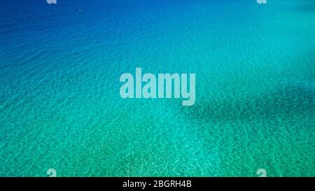 Sea surface Luftaufnahme. Hintergrundbild auf das türkisfarbene Meer. Deep Sea und Korallen. Antenne drone Schuß von türkisfarbenem Wasser, Platz für Text. Aquamarin Stockfoto