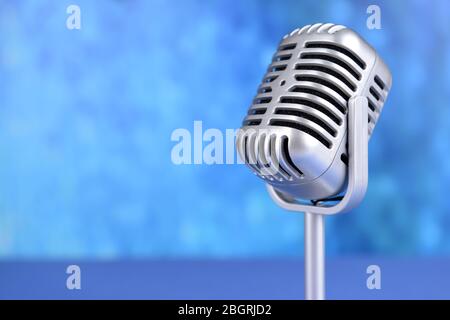 Vintage-Mikrofon auf blauem Hintergrund Stockfoto