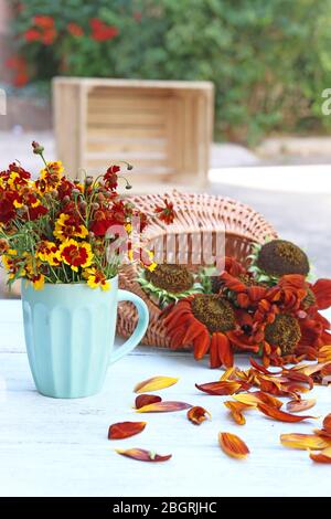 Schöne Sonnenblumen in Vase auf Holztisch, im Freien Stockfoto