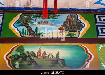 Fengdu, China - 8. Mai 2010: Geisterstadt, historisches Heiligtum. Bunte kleine chinesische Mythologie-Gemälde an den Wänden. Stockfoto