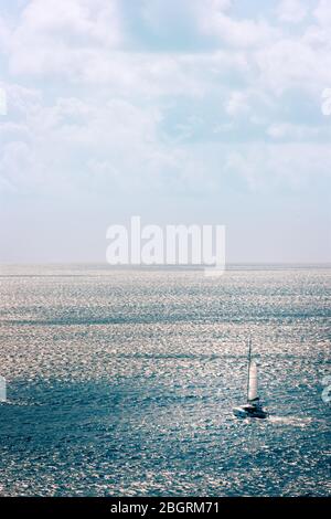 Freiheit - Segeln in das große Blau Stockfoto