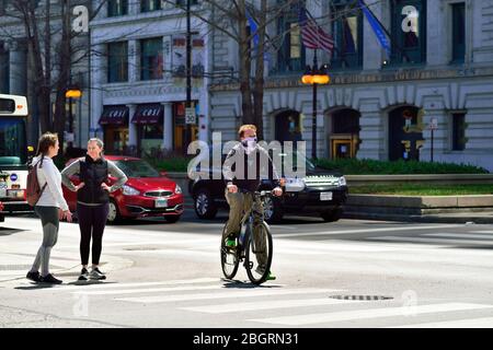 Chicago, Illinois, USA. Mehrere Leute warten auf eine Ampel entlang Michigan Avenue in der Innenstadt von Chicago während der Coronavirus-Pandemie zu ändern. Stockfoto