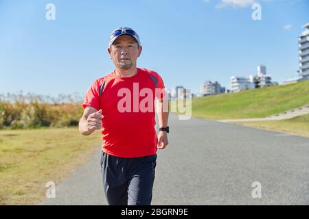 Reife japanische Mann Training Innenstadt Stockfoto