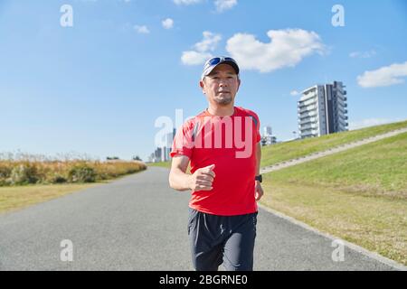 Reife japanische Mann Training Innenstadt Stockfoto
