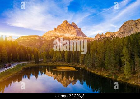 Antenne drone mit Blick auf den See (Lago di Antorno Antorno) in den Dolomiten gelegen, Provinz Belluno, Italien. Lago Antorno, Drei Zinnen von Lavaredo, See Ein Stockfoto