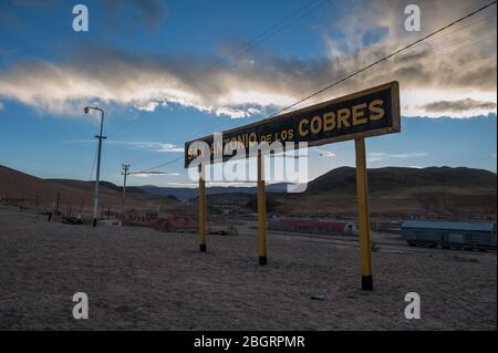 San Antonio de los Cobres, Salta, Argentinien - Oktober 26 2012: Blick auf die Stadt San Antonio de los Cobres vom Bahnhof. Stockfoto