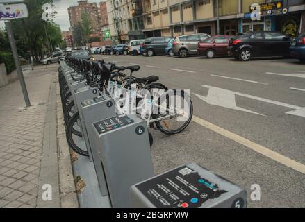 Madrid, Spanien. April 2020. Die Rückkehr der Nutzung des Fahrrads als Transportmittel in Madrid. Quelle: Alberto Sibaja Ramírez/Alamy Live News Stockfoto