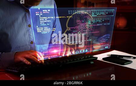 Künstliche Intelligenz. Die Kamera bewegt sich um das hud-Display und die Tastatur. Deep Machine Learning Technologie mit Cyber Kopf Form. Digitale AI f Stockfoto