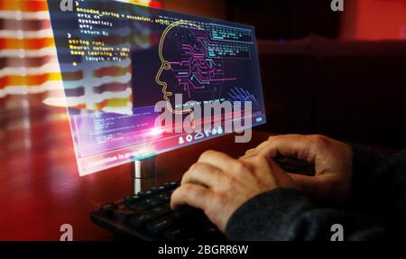 Künstliche Intelligenz. Die Kamera bewegt sich um das hud-Display und die Tastatur. Deep Machine Learning Technologie mit Cyber Kopf Form. Digitale AI f Stockfoto
