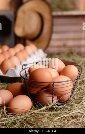 Eier in Korbkorb auf dem Tisch Nahaufnahme Stockfoto