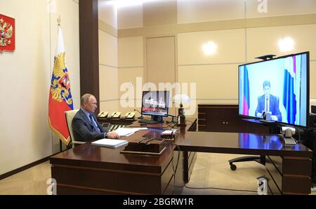 Novo-Ogaryowo, Moskau, Russland. April 2020. Der russische Präsident Wladimir Putin hält eine Videokonferenz mit dem Gouverneur des Territoriums Primorje Oleg Kozhemyako ab, um die Reaktion des Coronavirus-Pandemien aus dem Novo-Ogaryovo-Staatssitz am 21. April 2020 außerhalb Moskaus, Russland, zu diskutieren. Kredit: Alexei Druzhinin/Kreml Pool/Alamy Live News Stockfoto