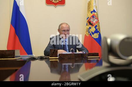 Novo-Ogaryowo, Moskau, Russland. April 2020. Der russische Präsident Wladimir Putin hält eine Videokonferenz mit dem Gouverneur des Territoriums Primorje Oleg Kozhemyako ab, um die Reaktion des Coronavirus-Pandemien aus dem Novo-Ogaryovo-Staatssitz am 21. April 2020 außerhalb Moskaus, Russland, zu diskutieren. Kredit: Alexei Druzhinin/Kreml Pool/Alamy Live News Stockfoto