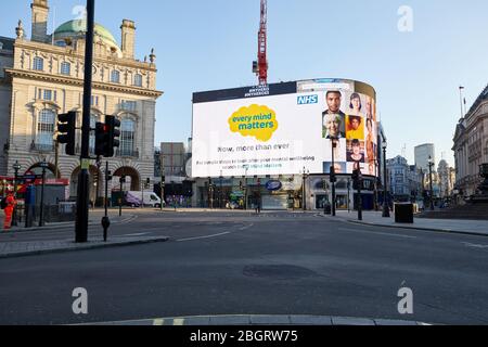 London, Großbritannien - 22 Apr 2020: Eine Anzeige zur Unterstützung der psychischen Gesundheit wird am Piccadilly Circus ausgespielt, der während der Sperrung des Coronavirus fast verlassen war. Stockfoto