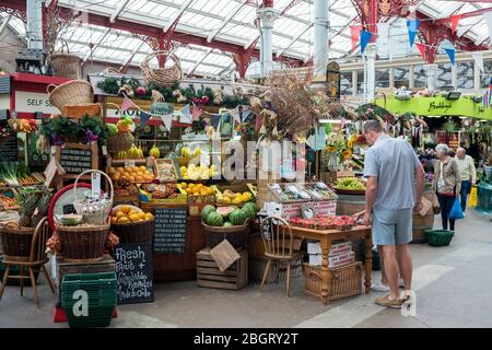 Obst und andere Artikel werden auf dem St Helier Central Market in der historischen viktorianischen Markthalle in Jersey, Channel Isles, verkauft Stockfoto