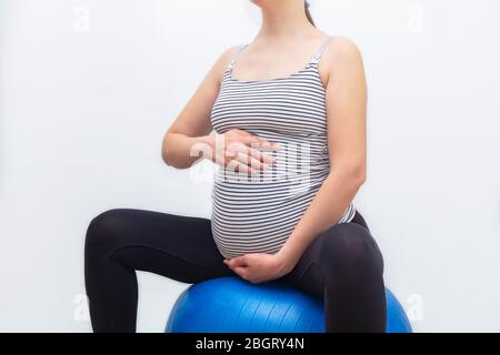 Pränatale (Schwangerschaft) Übungen mit Fitball. Schwangere Frau Training mit Geburtsball Stockfoto