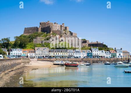 Mount Orgueil Castle mit Blick auf den Hafen und die Bucht von Gorey an der Ostküste von Jersey, Channel Isles Stockfoto