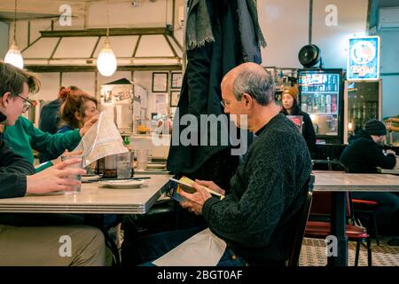 Mann im Nom Wah Tea Parlos von New york City, traditionelle chinesische Küche. Stockfoto