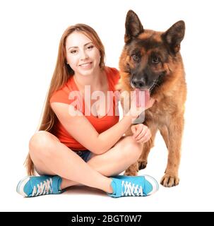 Schönes junges Mädchen mit Hund isoliert auf weiß Stockfoto