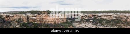 CO00227-00...COLORADO - Panoramablick auf die Ancestral Pueblo People Cliff Dwellings im Cliff Canyon, Mesa Verde Nationalpark. Stockfoto