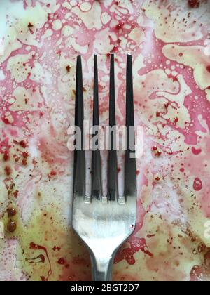 Bunte Reste von etwas Salatdressing auf Basis von Olivenöl und Balsamico-Essig, die auf einem roten Rote-Bete-Salat verwendet wurden. (Stockmo) Stockfoto