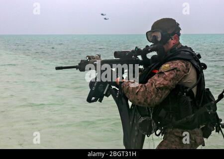 US Reconnaissance Marines, die der Maritime RAID Force, 26. Marine Expeditionary Unit zugewiesen sind, führen am 21. April 2020 eine Ausbildung zur Strandinfiltration auf der Insel Karan, Saudi Arabien, durch. Stockfoto