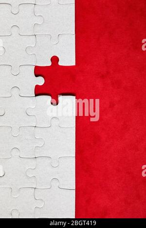 Weiß puzzle Stücke. Im Stück des Puzzles füllen. Füllen Sie das Puzzle mit den fehlende Stücke. Fragment eines gefalteten weißen Jigsaw Stockfoto