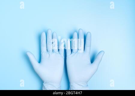 Zwei Hände in medizinischen Latexhandschuh Stockfoto