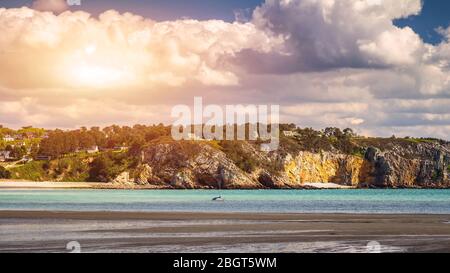 Wunderschöne Gegend von Morgat mit dem Sand Strand und Felsküste, Finistere, Bretagne (Bretagne), Frankreich. Stockfoto