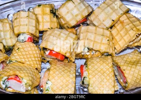 Ein roter Kaviar mit Mayonnaise in Waffelbrötchen. Stockfoto